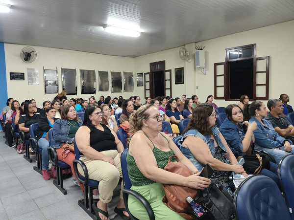 Professores da rede municipal de ensino participam de formação sobre educação inclusiva em Santos Dumont